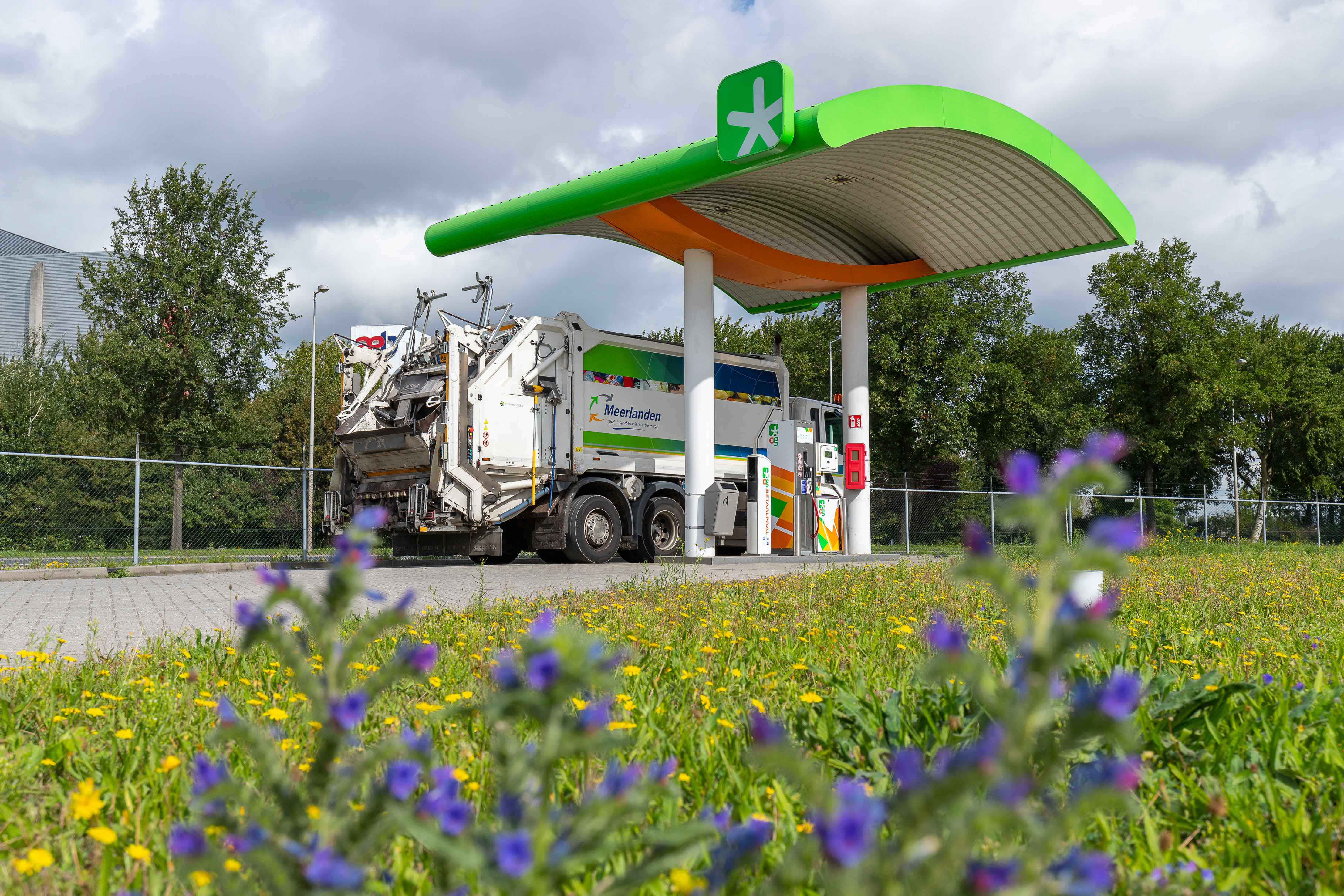 vuilniswagen 20tankt 20bio cng 20bij2australiehavenweg